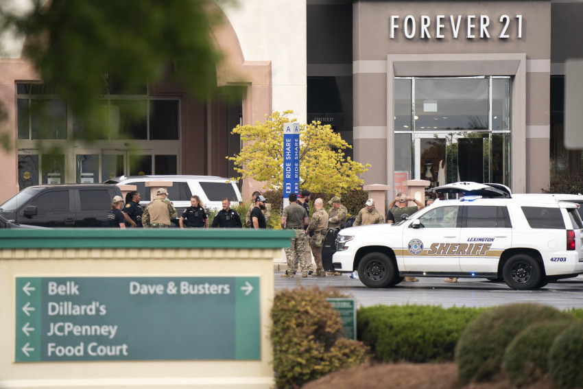 Cảnh sát tập trung bên ngoài trung tâm mua sắm Columbiana Center ở Columbia, SC, sau một vụ nổ súng, 
