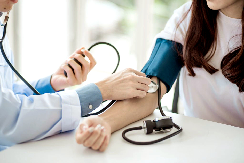 Việc phát hiện sớm cao huyết áp, không cách nào khác là phải kiểm tra sức khỏe định kỳ, đo huyết áp đều đặn