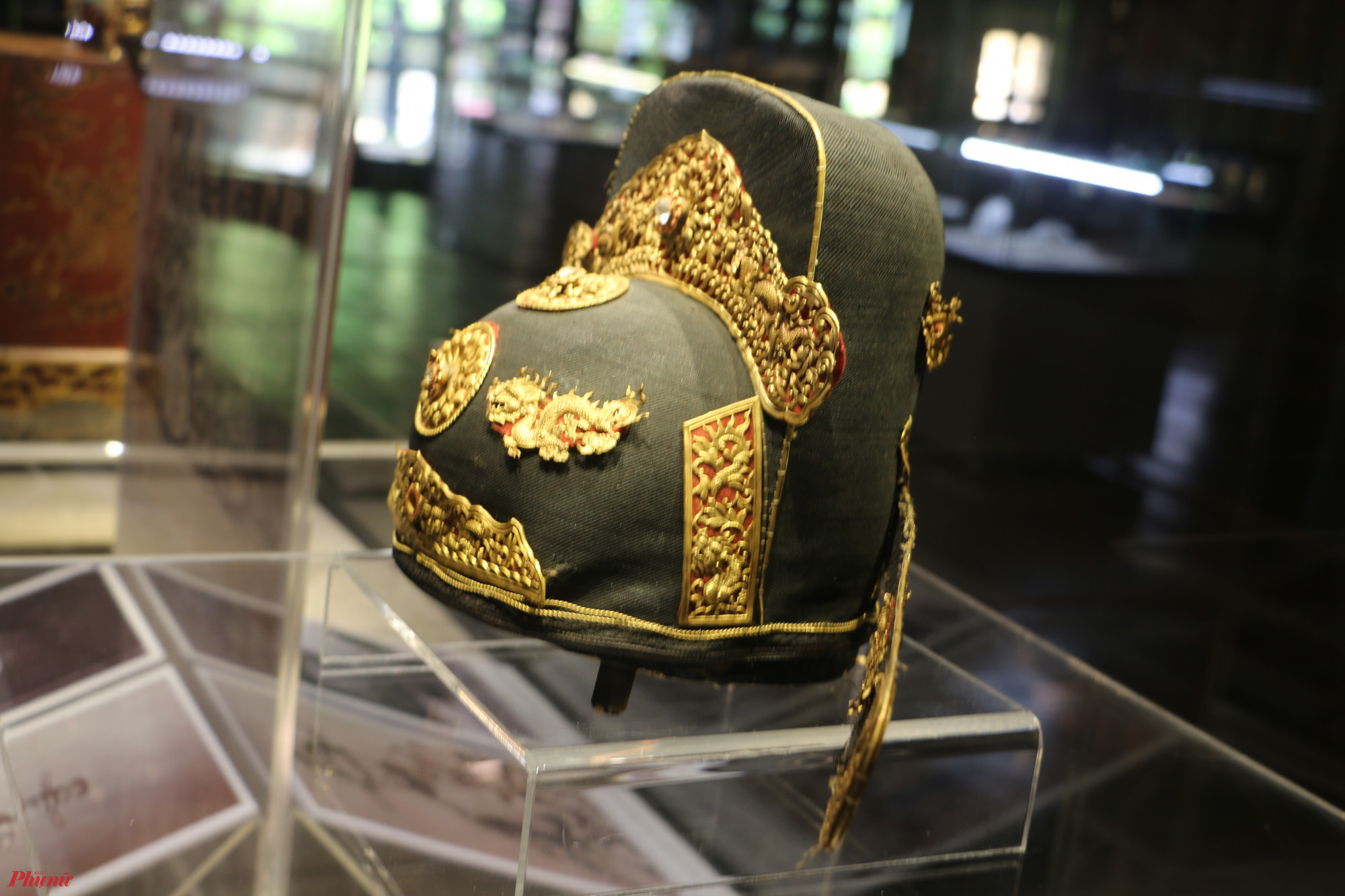 Theo ông Lộc, chiếc mũ này thuộc hàm quan trên nhất phẩm (hàng tứ trụ triều đình), là một cổ vật rất độc đáo và có niên đại vào khoảng đầu thế kỷ XX. Sau khi được trực tiếp ngắm, 'sờ', ông Lộc nhận xét toàn bộ phần trang sức đính trên mũ là vàng thật, khoảng tám tuổi rưỡi.