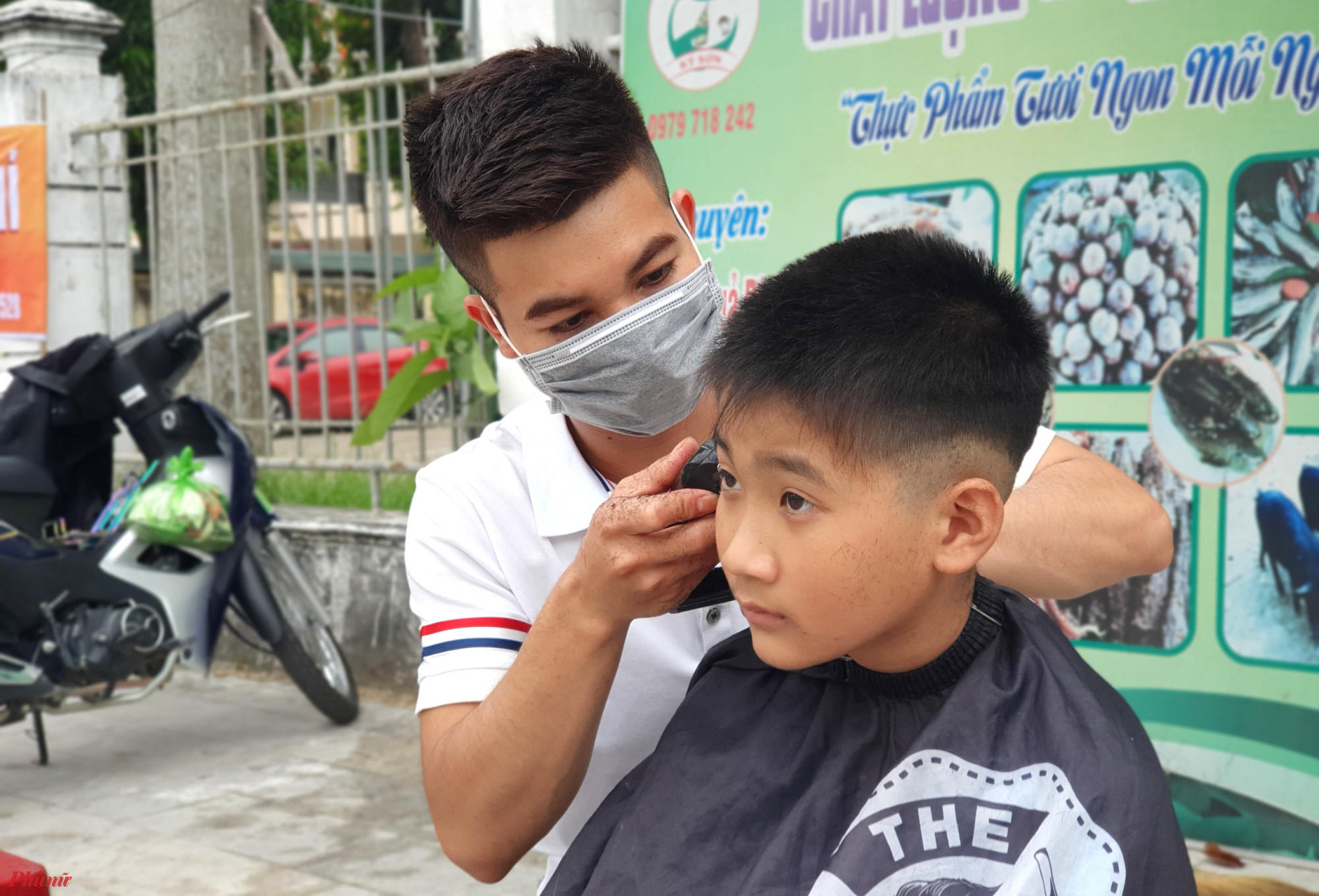 Anh Phạm Xuân Hưng (23 tuổi) nói rằng, những đợt cắt tóc như thế này, ngoài việc giúp đỡ cho những người có hoàn cảnh khó khăn thì đây còn là cơ hội để các thành viên trong nhóm được nâng cao và rèn luyện tay nghề. 