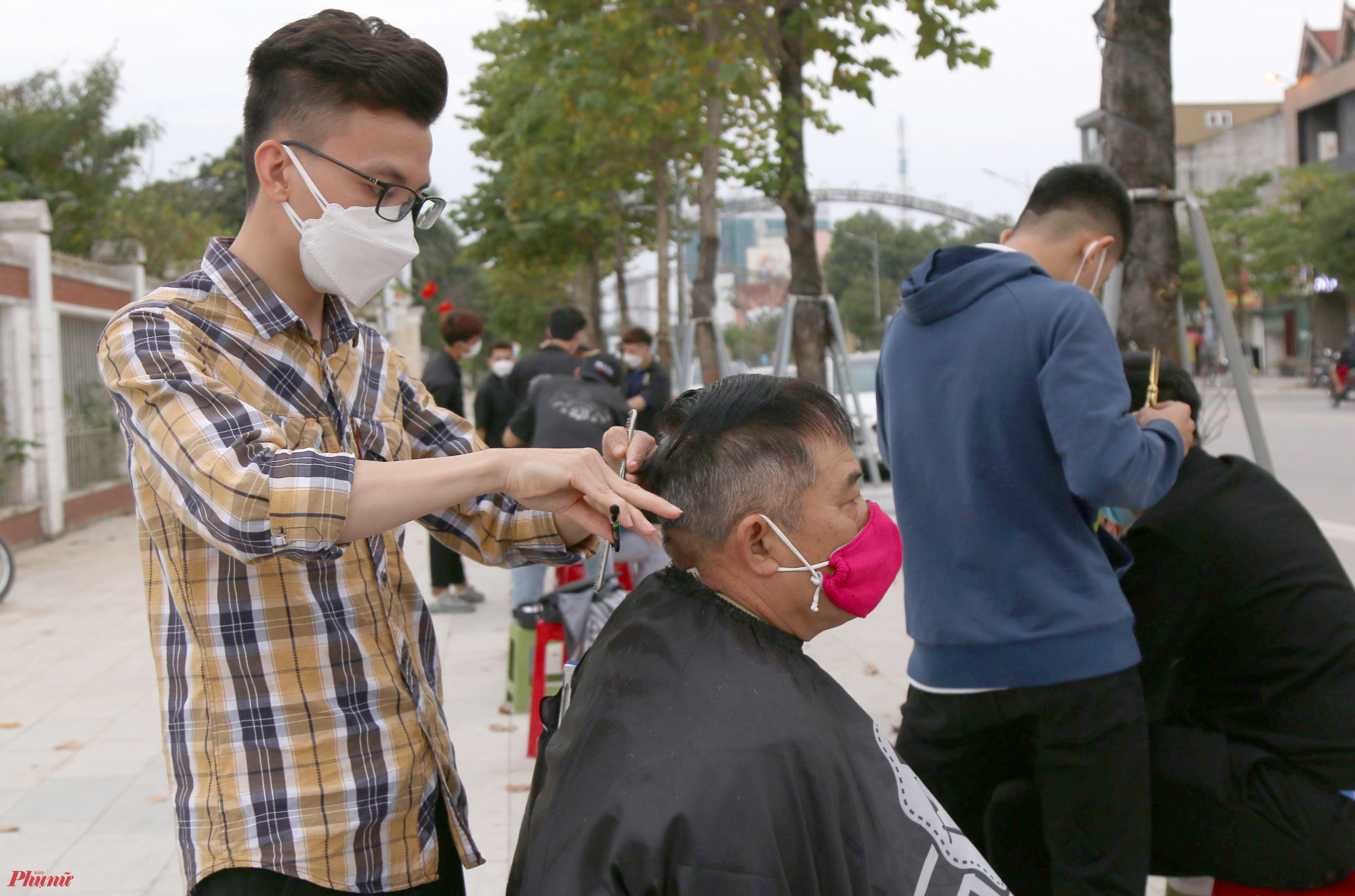 Anh Nguyễn Thái Sơn (28 tuổi, chủ một salon tóc ở TP.Vinh) cho biết, điểm cắt tóc miễn phí của anh hoạt động từ 15g chiều cho đến lúc trời tối hàng ngày. Trung bình mỗi ngày cả nhóm cắt được cho khoảng 50-60 người, cao điểm có ngày nhóm đón gần 100 khách hàng.