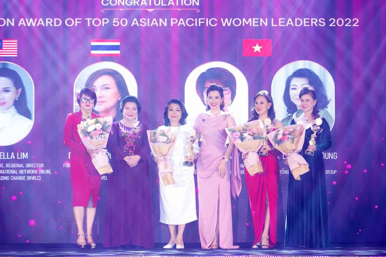TS Lý Thị Mai và TS Nguyễn Thu Hương trao giải cho các nữ lãnh đạo có nhiều đóng góp cho WLIN Global - Ảnh: WLIN Global Holdings