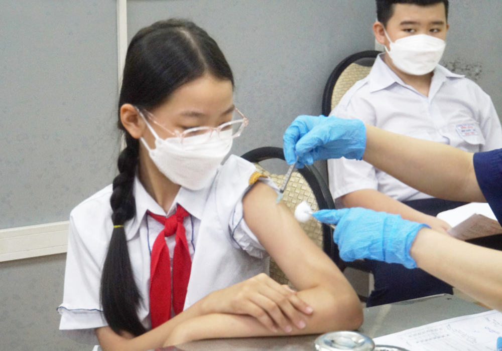 Học sinh lớp Sáu Trường THCS Hồng Bàng (Q.5, TP.HCM) được tiêm vắc-xin ngừa COVID-19 - ẢNH: PHẠM AN