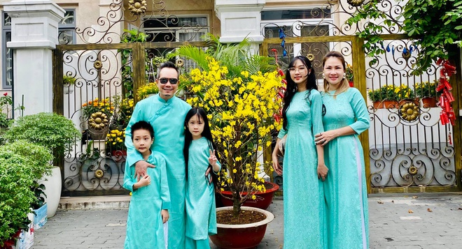 Gia đình 5 thành viên của ca sĩ Jimmii Nguyễn và ca sĩ Ngọc Phạm