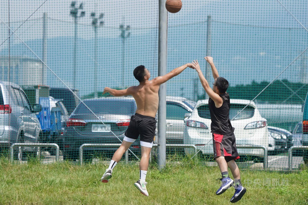 Một thiếu niên Đài Loan trốn cách ly ra ngoài chơi bóng rổ đã nhận mức phạt kịch khung (ảnh minh họa)