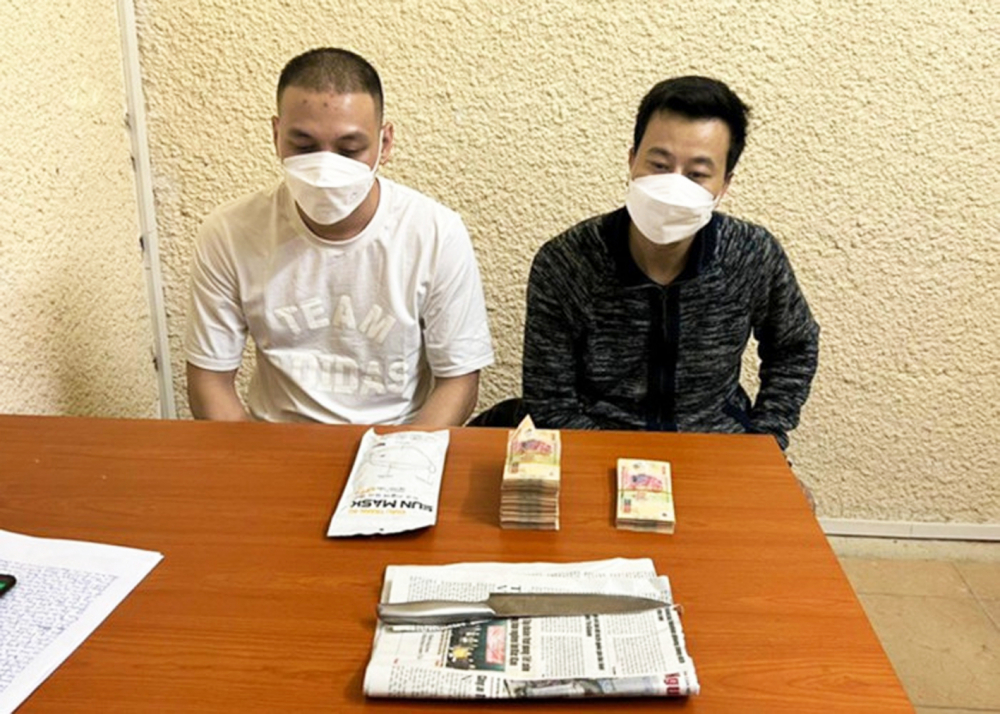 Hai đối tượng quen nhau trên “nhóm làm liều” và rủ nhau đi cướp ngân hàng ở Hà Nội vào ngày 7/3 bị công an bắt giữ