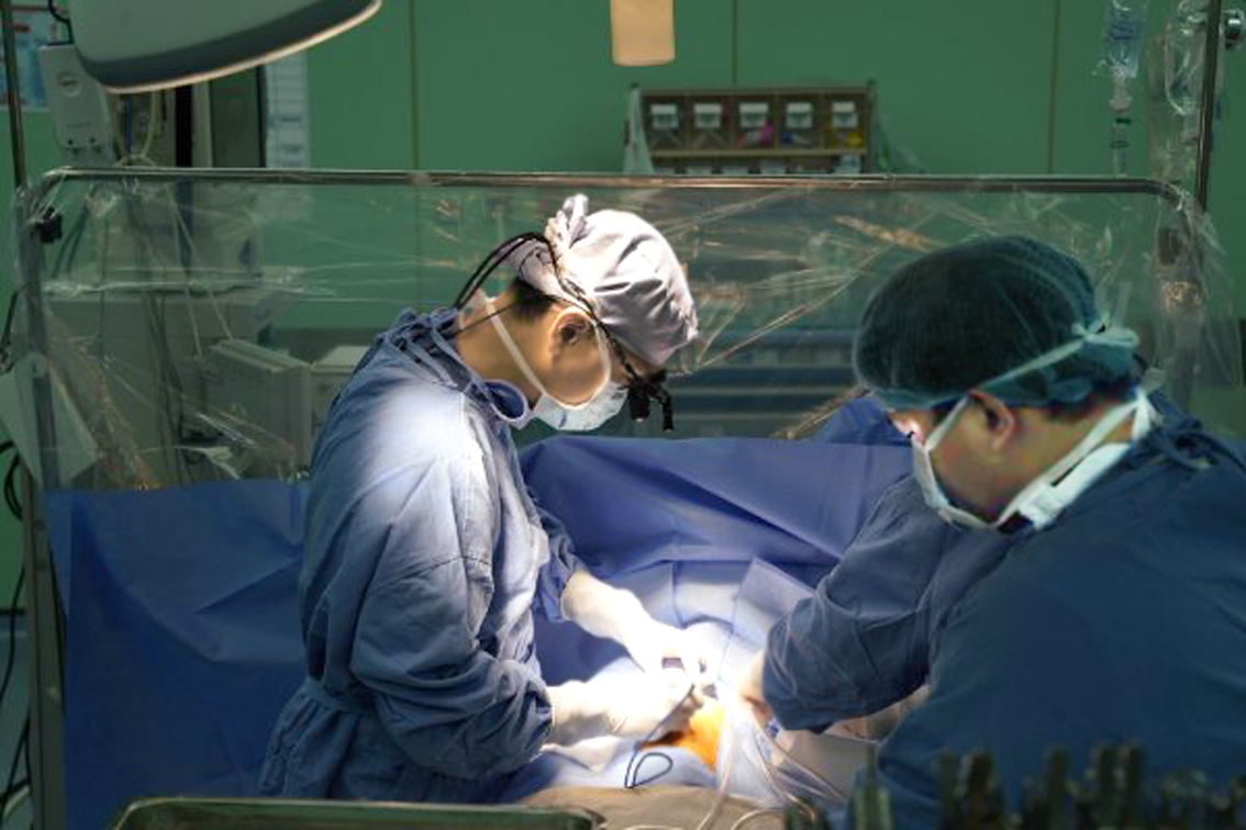 Bác sĩ ở Bệnh viện Đại học Y Dược TP.HCM, phẫu thuật cho trẻ sơ sinh bị dị tật tim bẩm sinh - ẢNH: M.T.