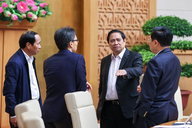 Thủ tướng Phạm Minh Chính trao đổi với các Phó Thủ tướng về công tác quy hoạch - Ảnh: VGP