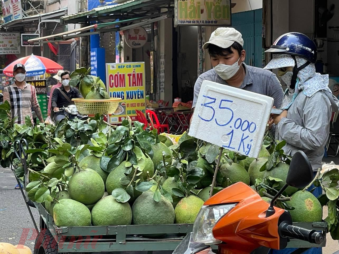 Bưởi da xanh bán dạo giá chỉ 35.000 đồng/kg, nhưng so sánh sẽ thấy trái nhỏ hơn, cầm không chắc tay bằng bưởi da xanh bán trong sạp chợ giá 50.000 đồng/kg.