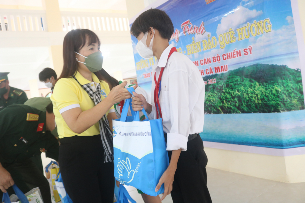 Bà Trịnh Thị Thanh - Phó chủ tịch Hội LHPN TP.HCM - trao quà cho các em học sinh. 