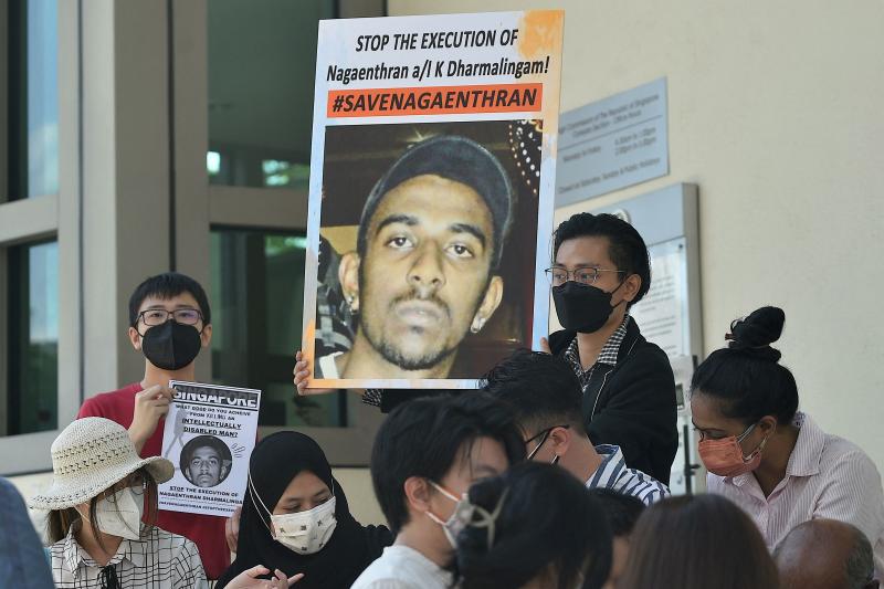 Các nhà hoạt động cầm áp phích phản đối việc hành quyết Nagaenthran Dharmalingam, bị kết án tử hình vì buôn bán heroin vào Singapore, bên ngoài Cao ủy Singapore ở Kuala Lumpur vào ngày 9 tháng 3 năm 2022. (Ảnh tệp AFP)