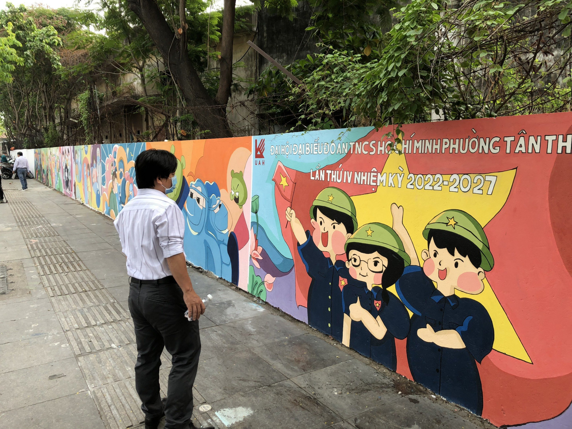 Bức tường cũ của một doanh nghiệp dọc tuyến đường Lũy Bán Bích vừa được các sinh viên kiến trúc và người dân phường Tân Thành, Q.Tân Phú (TPHCM) biến thành các tác phẩm nghệ thuật. Ảnh: Quốc Ngọc