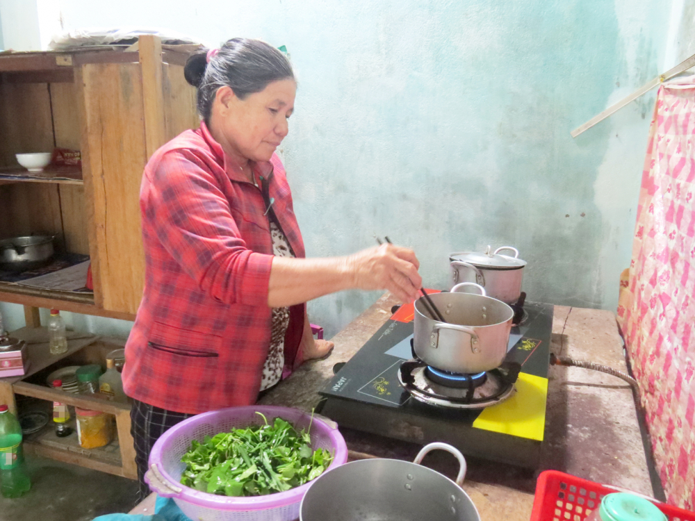 Bà Lâm Thị Bốn  lo bữa cơm  cho gia đình 