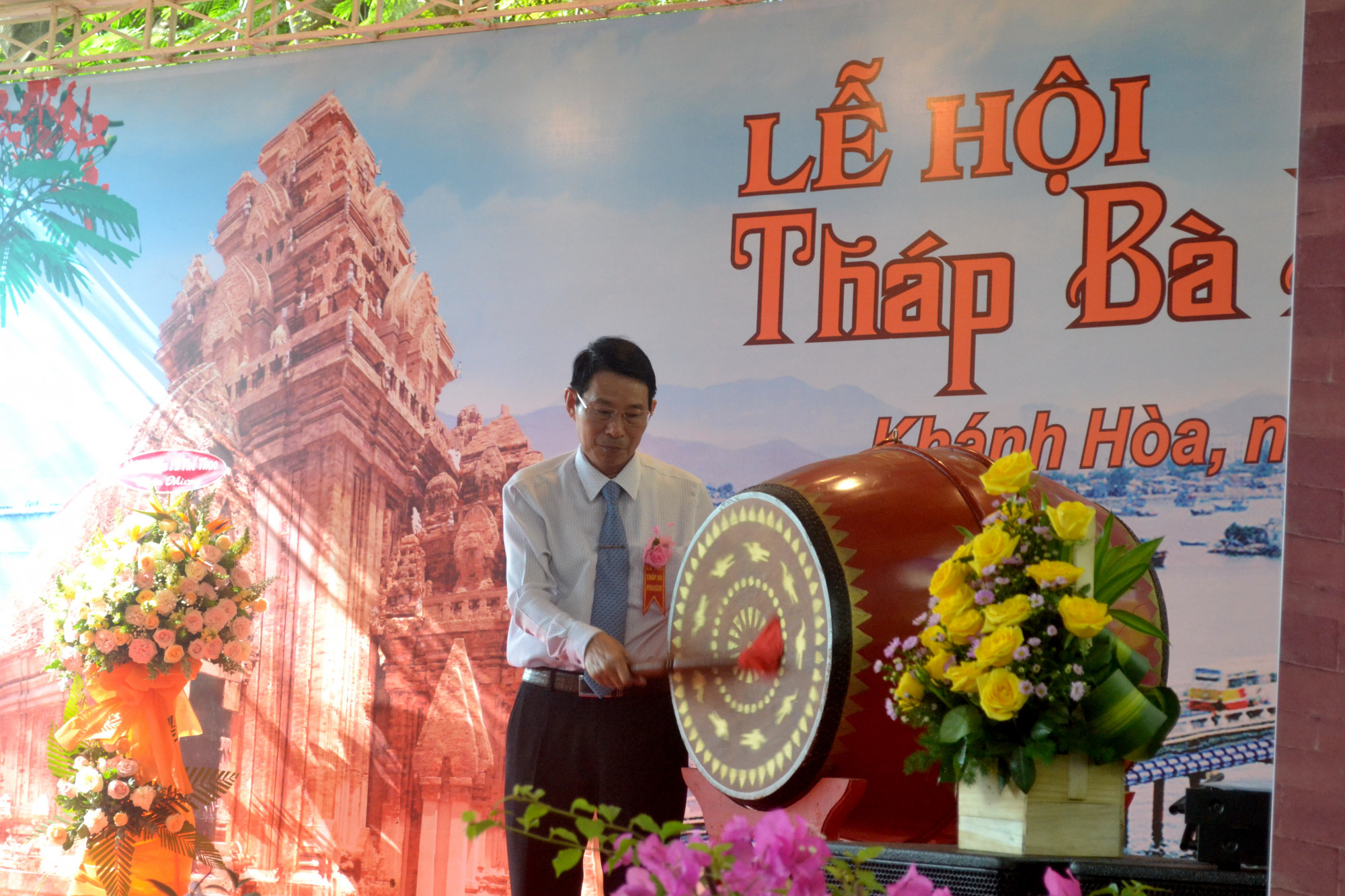 Ông Đinh Văn Thiệu - Phó chủ tịch UBND tỉnh Khánh Hòa đánh trống khai hội Tháp Bà Ponagar năm 2022