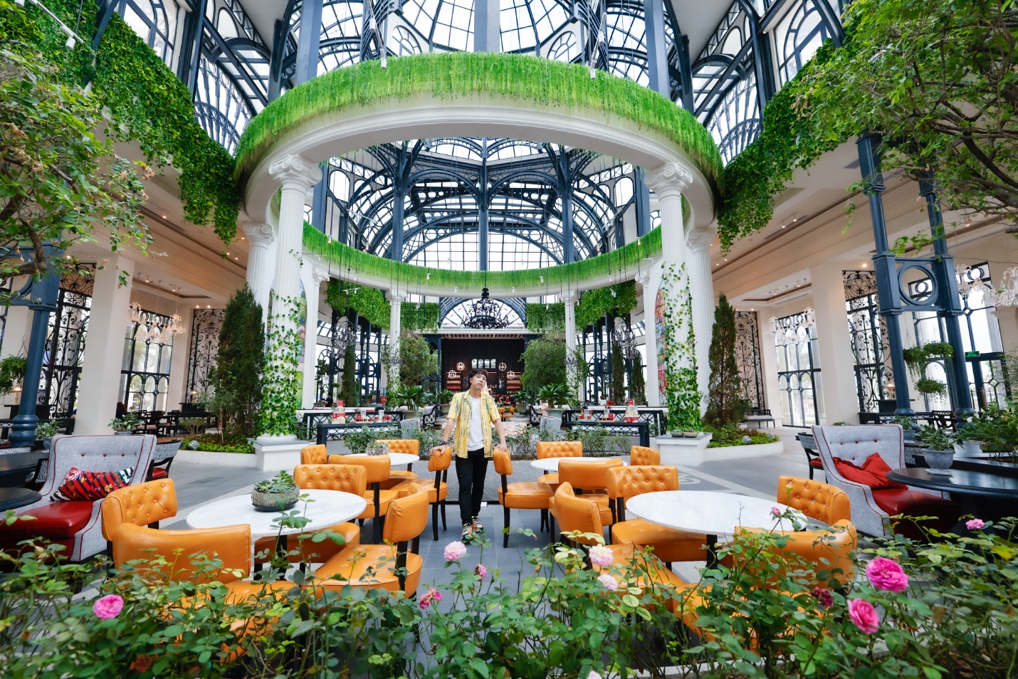 Tại dinh thự ánh sáng Garden Palace, khách hàng có thể vừa uống cà phê, tìm hiểu không gian sống mới và check-in những khung hình đẹp như ý - Ảnh: Aqua City