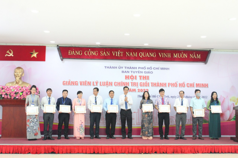 BTC trao giấy chứng nhận cho các thí sinh tham gia Hội thi Giảng viên Lý luận chính trị giỏi TPHCM 2022.