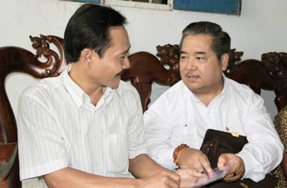 Nghệ sĩ Khánh Hoàng (phải) thăm hỏi và tặng đĩa  Điểm hẹn vùng ven cho anh Nguyễn Ngọc Thành, con trai anh hùng Đồng Đen vào năm 2013 - ẢNH: ĐỖ HẠNH
