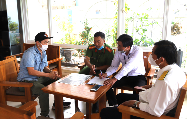 Cơ quan chức năng làm việc với ông Huy về những thông tin liên quan đến cà phê Phượng Hoàng Lửa hôm 12/4 - Ảnh: http://baolamdong.vn/