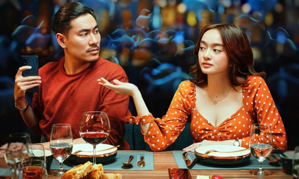 Kaity Nguyễn đóng cặp với Kiều Minh Tuấn trong Tiệc trăng máu. Trong phim, cô diễn tốt.