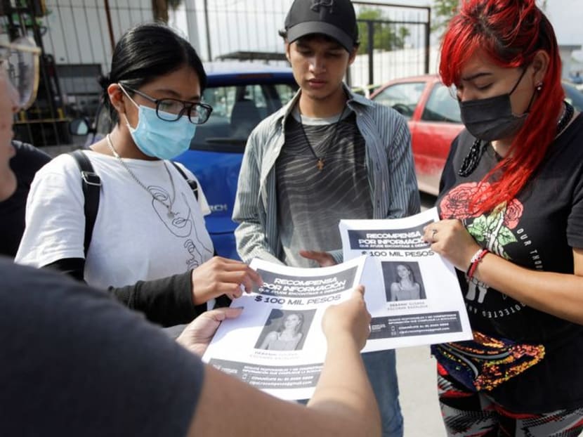 Các tình nguyện viên cầm tờ rơi có thông tin của Debanhi Escobar, một sinh viên luật 18 tuổi, người đã mất tích từ ngày 9 tháng 4, trong một cuộc tìm kiếm do những người thân yêu của cô và lực lượng an ninh tổ chức