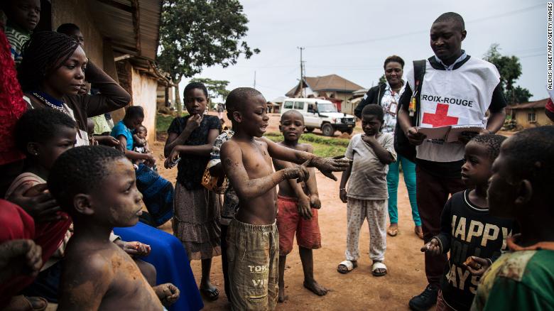Các thành viên của Hội Chữ thập đỏ đi từng nhà ở Beni, thuộc Cộng hòa Dân chủ Congo, để nói chuyện với các gia đình về vi rút Ebola vào tháng 8 năm 2019.