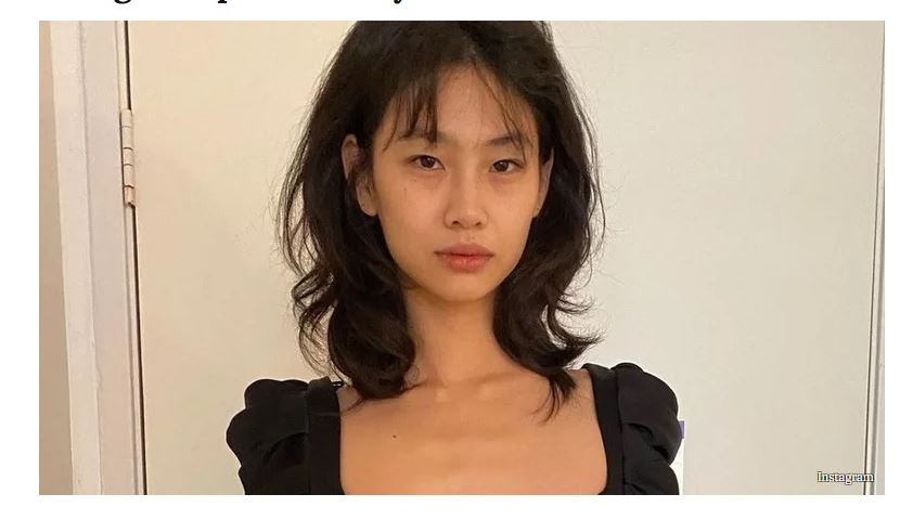 Ngay cả không trang điểm, Jung Ho Yeon vẫn không hề mất đi nét đẹp góc cạnh và cá tính.