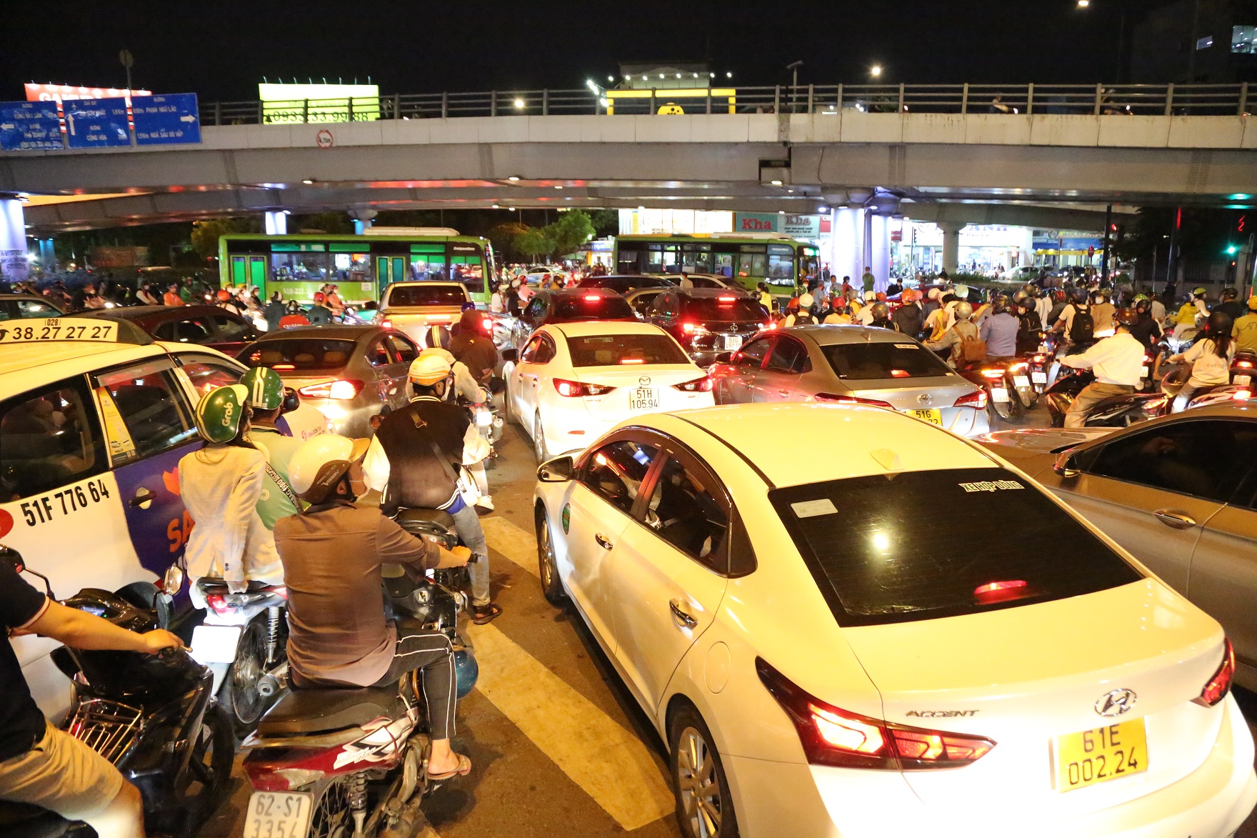 Đoạn đường Phạm Văn Đồng hướng về nút giao thông ngã 7 Nguyễn Thái Sơn chịu áp lực nặng nhất. Khu vực này là nút giao nhiều tuyến đường và thường xuyên xảy ra tình trạng xung đột giao thông