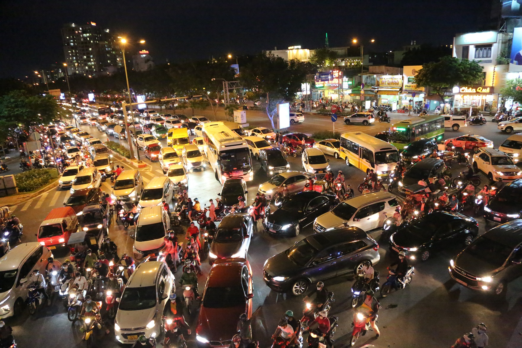 Đến 20g tối 23/4, tuyến đường Phạm Văn Đòng vẫn xảy ra tình trạng chật cứng ô tô và xe máy di chuyển rất khó khăn theo hướng vào sân bay Tân Sơn Nhất.