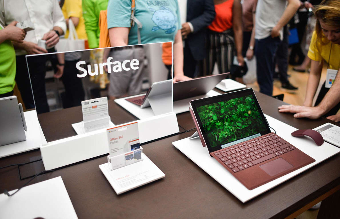 Microsoft đã chuyển dây chuyền sảng xuất dòng sản phẩm notebook Surface ra hỏi Trung Quốc - Ảnh:  Peter Summers/Getty