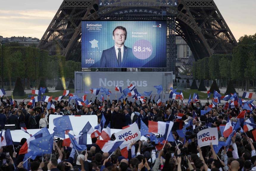 Những người ủng hộ cổ vũ chiến thắng của Tổng thống Pháp Emmanuel Macron trong cuộc bầu cử tổng thống, tại Paris, ngày 24