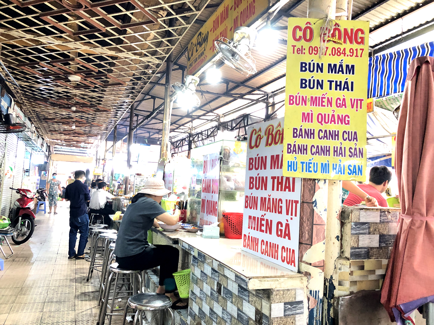 Ở chợ Tân Định, lượng khách đặt mua thực phẩm qua ứng dụng hiện đã giảm mạnh - ẢNH: THANH HOA