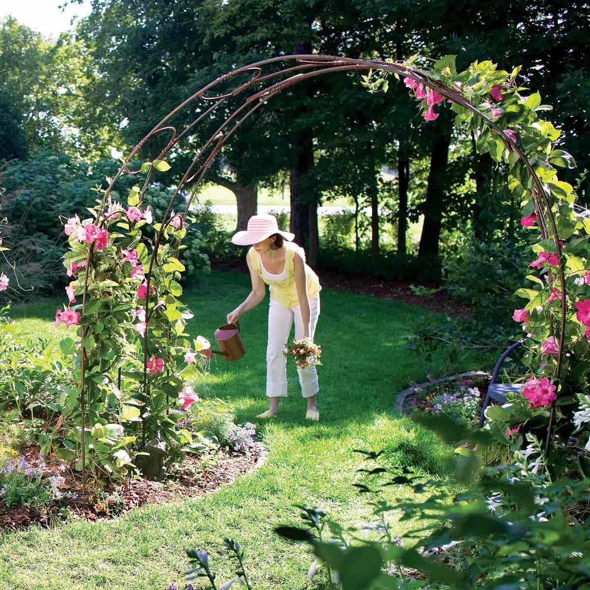 1 Vườn vòm giàn lưới mắt cáo vòm SẮT VÀ SỢI XE Hãy bày biện ở lối vào khu vườn của bạn hoặc dọc theo con đường ngắm cảnh với giàn vòm. Đối với điều này, blogger Michelle Cannon Smith đã sử dụng hàng rào bằng dây và cọc hàng rào kim loại để trưng bày hoa hồng leo.