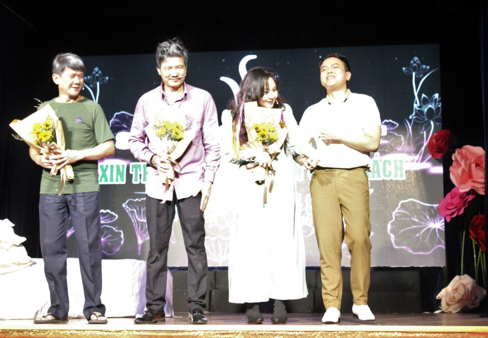 Sinh viên Huỳnh Thanh Khang cám ơn 3 nghệ sĩ đã hết mình cho vở diễn báo cáo tốt nghiệp của mình.