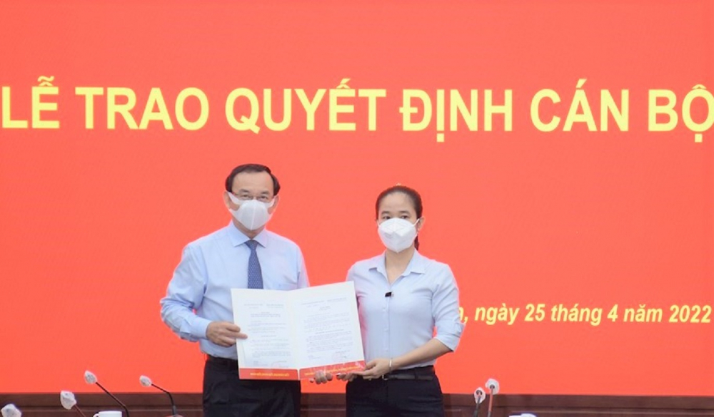 Bí thư Thành ủy TPHCM Nguyễn Văn Nên trao quyết định cho bà Lê Thị Hờ Rin.
