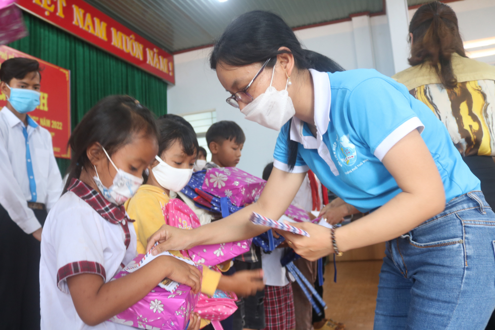 Bà Nguyễn Thanh Khuyên - Chủ tịch Hội LHPN phường Cát Lái, TP.Thủ Đức - trao học bổng cho các em nhỏ. 