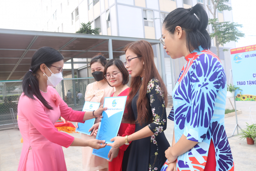 Bà Nguyễn Thanh Khuyên - Chủ tịch Hội LHPN phường Cát Lái - trao quyết định thành lập chi hội cho các chị trong ban chấp hành. 