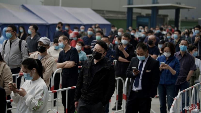 Lo ngại về việc khóa COVID-19 đã làm dấy lên tình trạng hoảng loạn mua hàng và xếp hàng dài để kiểm tra hàng loạt ở Bắc Kinh vào ngày 25 tháng 4. (Ảnh: AFP / Noel Celis)