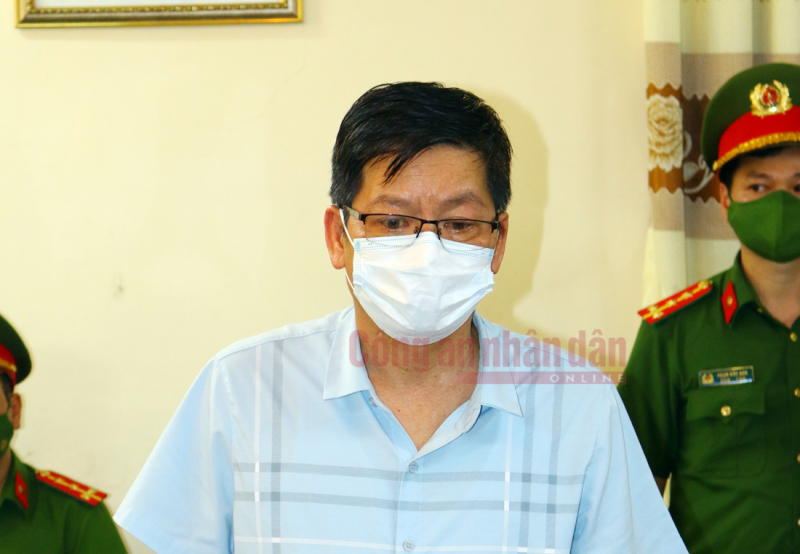 Ông Đỗ Đức Lưu - giám đốc CDC Nam Định nghe Cơ quan CSĐT tống đạt quyết định khởi tố vụ án, khởi tố bị can - Ảnh: CAND