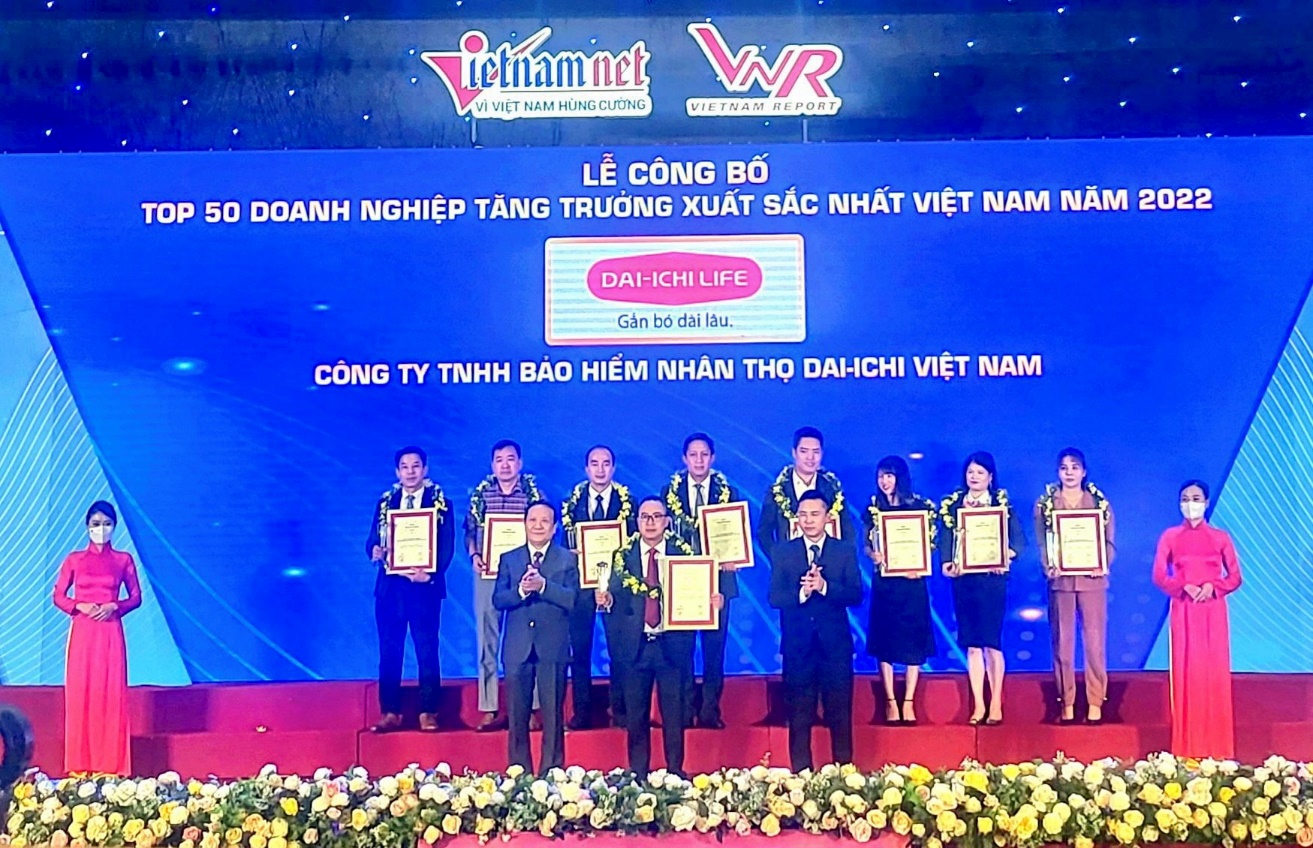 Ông Trần Thanh Tú - Phó tổng giám đốc Pháp lý, Pháp chế và Đối ngoại Dai-ichi Life Việt Nam nhận giải - Ảnh: Dai-ichi Life Việt Nam