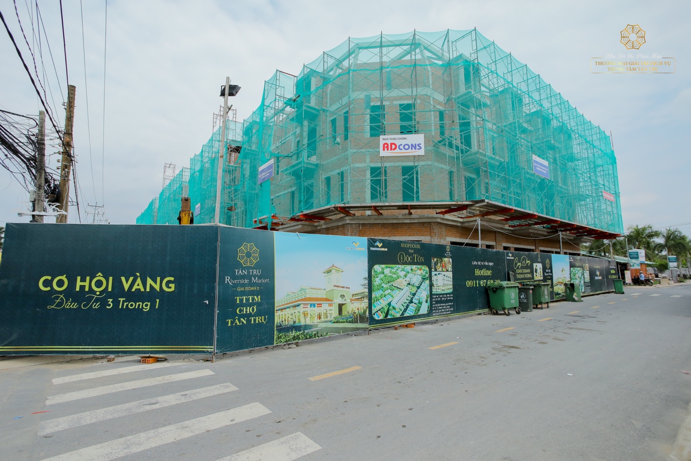 100% sản phẩm shophouse Tân Trụ Riverside Market 2 nằm trên mặt tiền Nguyễn Trung Trực vừa cất nóc và sẽ đưa vào hoạt động trong tháng 9/2022