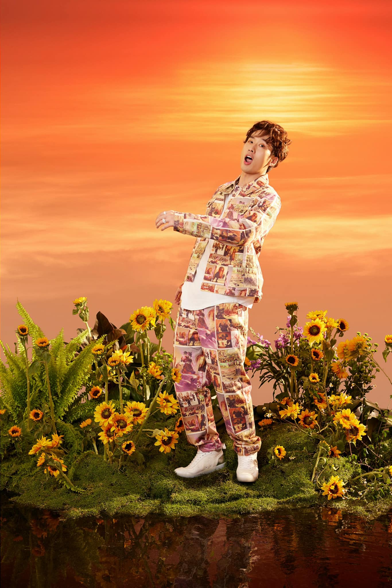 Trong loạt ảnh mới, diễn viên Tuấn Trần diện những trang phục có màu sắc tươi tắn, phù hợp với mùa hè. 