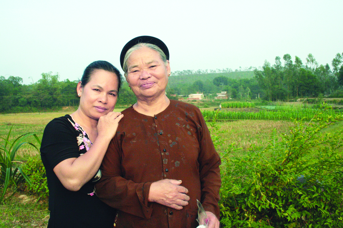 Nhà văn Trầm Hương và Mẹ Việt Nam anh hùng Lê Thị Thái ở Thái Nguyên