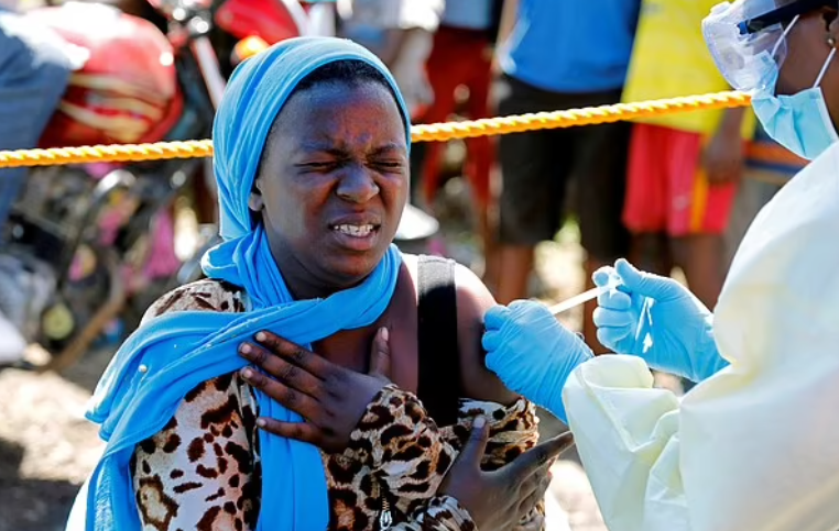 Một phụ nữ được tiêm vắc xin Ebola trong khuôn khổ cuộc thử nghiệm ở Goma, Cộng hòa Dân chủ Congo, vào năm 2019
