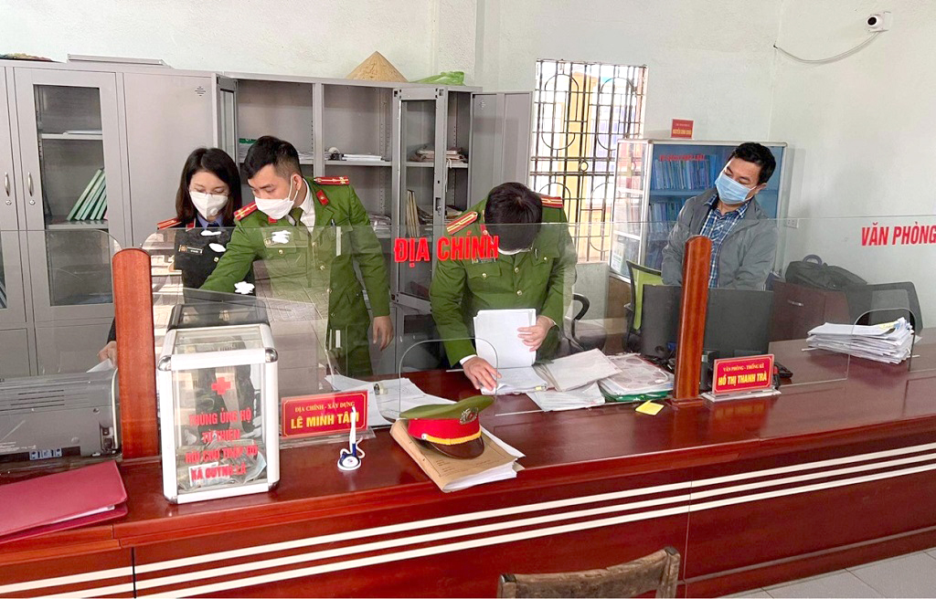 Công an huyện Quỳnh Lưu khám xét nơi làm việc của nhiều cán bộ tư pháp xã