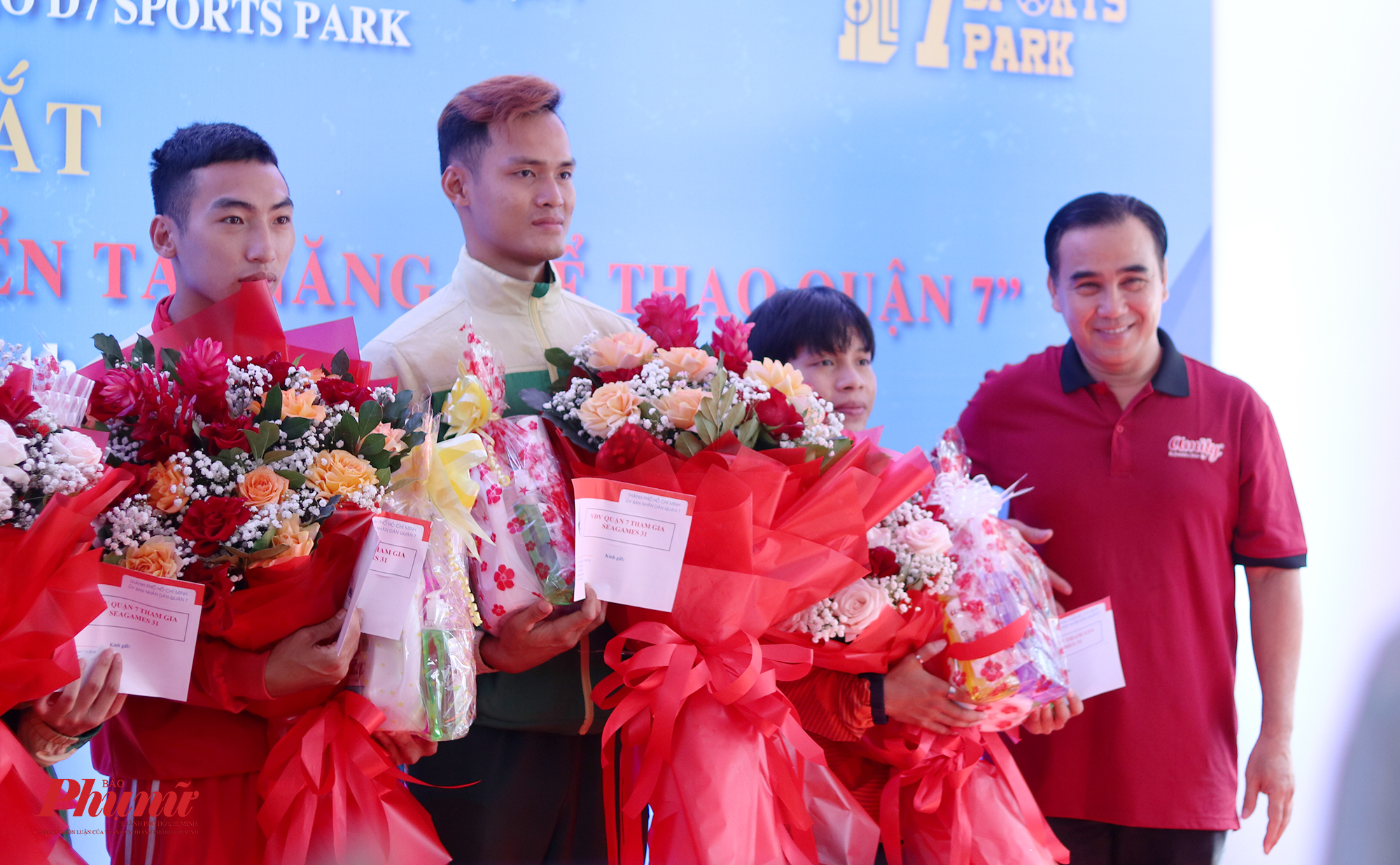 Nghệ sĩ Quyền Linh trao quà tặng, hoa cho các vận động viên ở Q.7 tham gia SeaGames 31. 