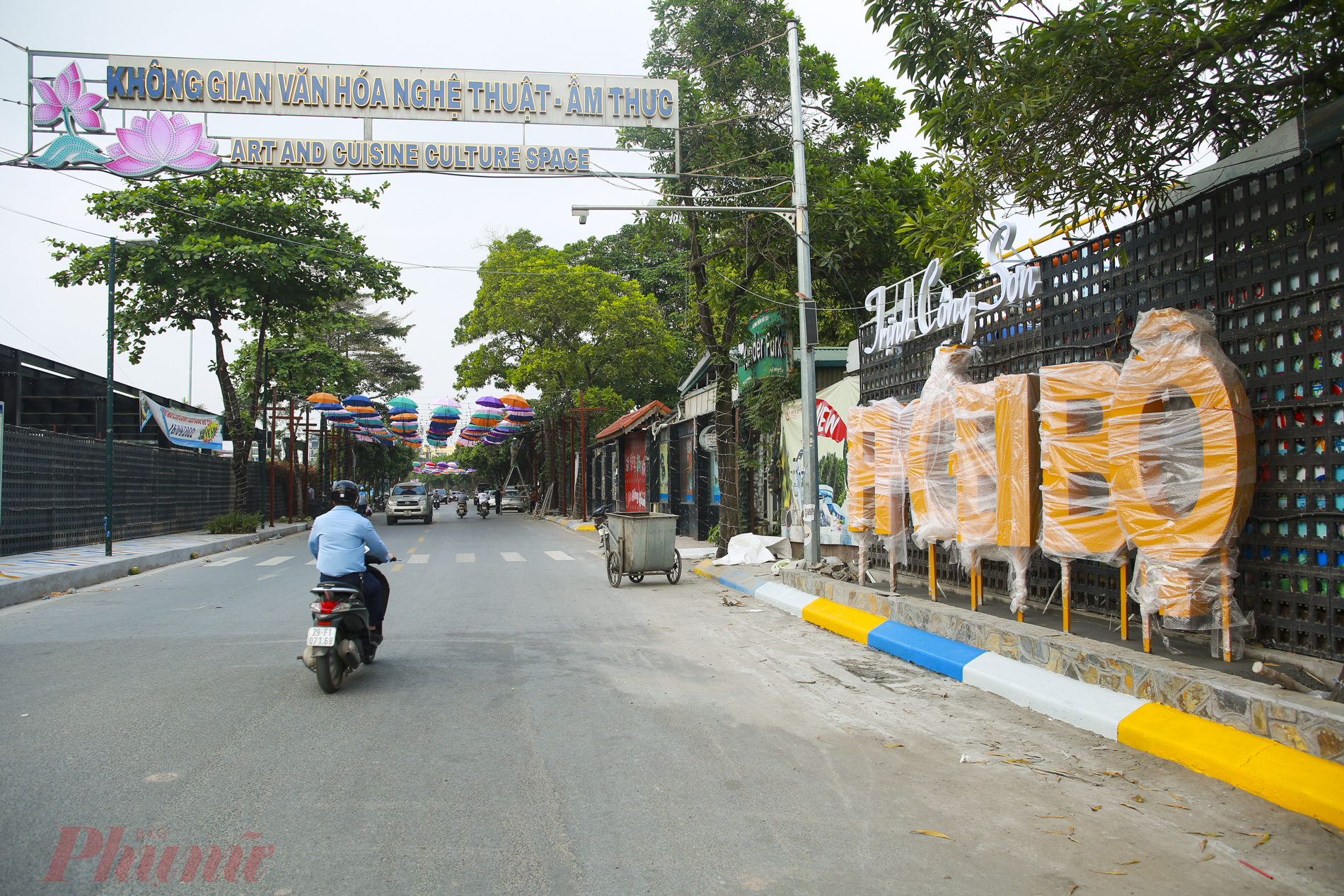 Tuyến phố đi bộ Trịnh Công Sơn đi vào hoạt động từ  tháng 5 – năm 2018, đây là không gian đi bộ thứ hai tại Hà Nội.   Phố dài 900m nằm liền kề khu đầm sen, công viên nước Hồ Tây, không gian đi bộ còn bao gồm một phần ngõ 431 Âu Cơ, ngõ 612 Lạc Long Quân.