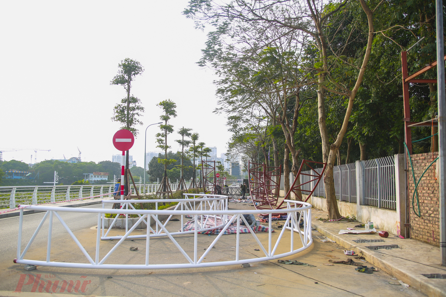 Những chiếc cổng trang trí cho con đường tình yêu tại không gian phố đi bộ đang dần được hoàn thành.