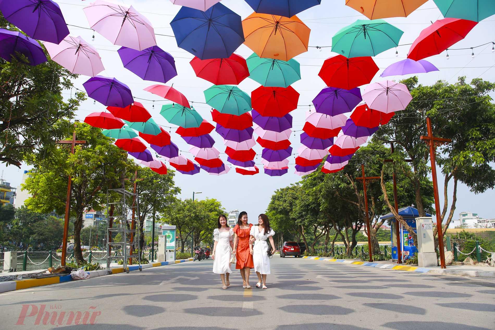 Con đường được trang trí những chiếc ô nhiều màu sắc khiến rất nhiều người thích thú.