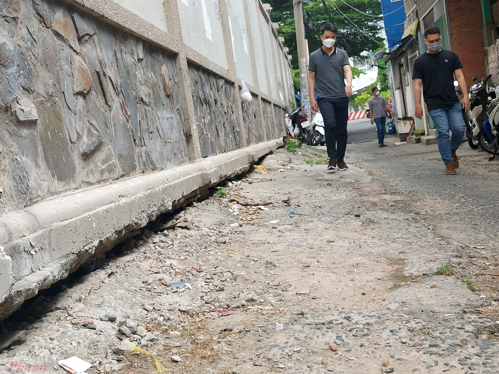 Một con hẻm tiếp giáp đường Nguyễn Hữu Cảnh (quận Bình Thạnh) bị sụt lún khá nghiêm trọng.