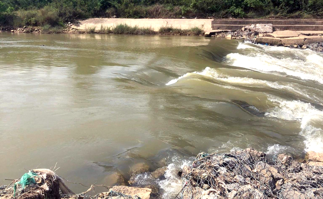Đập tạm ngăn sông Quảng Huế để lấy nước từ sông Vu Gia đổ về Đà Nẵng bị vỡ chưa được gia cố